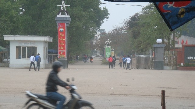 Đây là hình ảnh cổng trường ĐH KTCN Thái Nguyễn trước khi bị dỡ xuống làm lại (hình trên) và cổng sau khi được xây dựng lại (hình dưới)